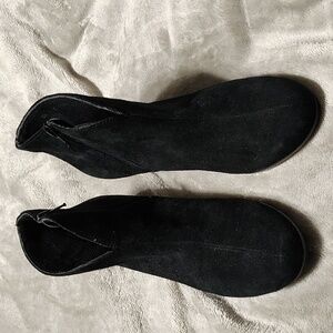 Munro Sueded Ankle Boots Black size 8.5